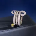 Dreilagiger silberner Sicherheitsnadel-Ring mit glitzernden Pavé-Diamanten im Luxus-Stil - Größe 9 / Ring / Silber