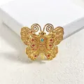 Vintage Schmetterling Brosche Gold mit roten Steinen und filigranem Hohlraum-Design - Schmetterling Brosche / Gold