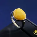 Bague géométrique vintage sertie d'une pierre oeil de tigre jaune en argent poli - Taille 8 / Ton Argent + Calcédoine Jaune