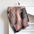 Chal de otoño con estampados de leopardo y cebra en diseño color-block rosa, gris y marrón - Rosa