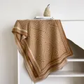 Dettaglio sciarpa in finto cashmere marrone con motivo greco e frange morbide - Cachi