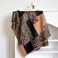Primer plano de bufanda patchwork de leopardo y cebra con detalle de flecos finos - Negro Camello