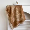 Detail van dikke sjaal met luipaardprint, dubbelzijdig ontwerp en verfijnde franjes - 185x65cm / Khaki