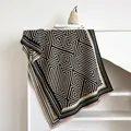 Dettaglio della sciarpa in simil-cashmere con motivo geometrico e bordi con frange - Nero