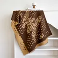 Gedetailleerde opname van een dikke sjaal met luipaardprint, franjes en stippenpatroon - 185x65cm / koffiekleur