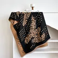 Dikke winter sjaal met luipaard en stippen patroon met franjes op wit wandrek - 185x65cm / Zwart