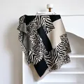 Bufanda de patchwork de cebra y leopardo con flecos suaves para mujer en invierno - Negro