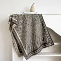 Scialle effetto cashmere con motivo geometrico greco nero e beige e bordi sfrangiati - Grigio