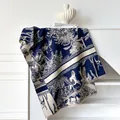 Detailansicht eines Schals mit navy-beigem Toile-de-Jouy-Muster, Tieren und Fransen - Marineblau