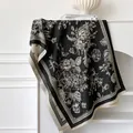 Dettaglio del bordo pied de poule e motivo floreale sulla pashmina nera e beige - 185*65cm / Nero