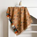 Écharpe épaisse en cachemire avec motifs de chevaux colorés et détails de franges - Kaki