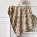 Dettaglio di motivo floreale vintage e bordo pied-de-poule su sciarpa pashmina beige - 185*65cm / Cachi