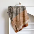Detailopname van paisley-patroon en zachte franjes aan een luxe kasjmier-gevoel sjaal - 185*65cm / Khaki
