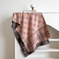 Sciarpa reversibile in finto cashmere con stampa a quadrifoglio e frange grigio-rosa - Rosa