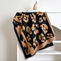 Detailansicht eines dicken Leoparden-Schals mit weichen Fransen und hochwertiger Textur - Schwarz Kamel