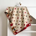 Sciarpa invernale beige in maglia con motivi a cuore e frange morbide per donna - Beige