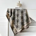 Sciarpa calda spessa con stelle leopardate, bordi beige e dettagli con frange fini - Grigio