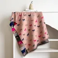 Écharpe rose effet cachemire avec motifs de chevaux colorés et pompons élégants - Rose