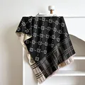Sciarpa reversibile nero e beige effetto cashmere con motivi a quadrifoglio e frange - Nero