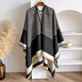 Ethno-Stil gestreiftes Color-Block-Poncho-Cape aus Kaschmir-Imitat mit Fransen - Schwarz