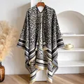 Sciarpa spessa in cashmere leopardata con nappine e bordi a righe da donna - Taglia unica / Nero