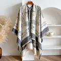 Detalle de un chal de punto vintage con motivos florales, bordes de flecos y jacquard - Gris