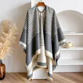 Details des grau-weißen geometrischen Ponchos mit Quasten und Fransen-Textur - Grau (DIOR-Schriftzug Jacquard)