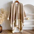 Gestricktes Kaschmir-Gefühl Poncho mit beigen und braunen Streifen und Quastendetails - Khaki