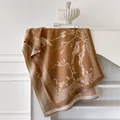 Chale de punto con estampado floral y pájaros con flecos en marrón caramelo y beige - Caqui