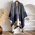 Detail eines navy und beige gestreiften Strickschals mit weichen Fransen am Saum - Blau