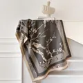 Detalle de bufanda de punto jacquard gris oscuro con flecos delicados y borlas - Gris
