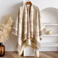 Chal grueso de punto vintage con flores y flecos en tonos beige y marrón claro - Caqui