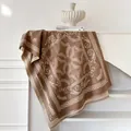 Sciarpa invernale in finto cashmere con motivo jacquard barocco e bordo a greca - Cachi