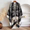Chal de punto vintage con estampado floral en blanco y negro y bordes de flecos - Negro