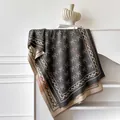 Detail van het jacquardpatroon met strikken en gerafelde franjes op de omslagdoek - Grote Portie / Grijs