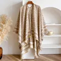 Dettaglio di sciarpa in maglia leopardata con nappe a frange e bordi a strisce - Taglia unica / Cachi