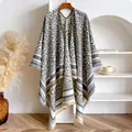 Sciarpa spessa in cashmere leopardata con bordi a righe e eleganti frange morbide - Taglia unica / Grigio
