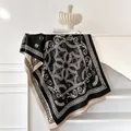 Scialle da donna effetto cashmere con motivi greci e barocchi nero e beige - Nero