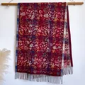 Écharpe rouge foncé à motif paisley rétro avec franges sur une barre en bois - Bxs-488 Rouge / 200x65cm