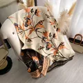 Winter-Blumenschal in Orange und Beige mit doppelseitigem Jacquard und Quastenkante - Beige