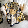 Böhmischer Pashmina Schal mit geometrischem Muster und Fransen auf Ledersofa - Blau und Gelb