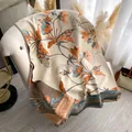 Vintage Strickschal mit Blumenmuster und Fransen in Beige und Orange für den Winter - Hellblau