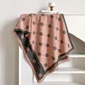 Écharpe bicolore rose et grise motif marguerites, toucher cachemire et franges - 200x65cm / Rose