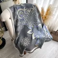Vintage graublauer Schal mit Kaschmir-Gefühl, Mandala-Mustern und Fransen - Grau