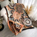 Boho-Mandala-Kaschmir-Schal in Orange und Schwarz mit feinen Fransen am Rand - Schwarzorange