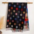 Beidseitiger Schal mit bunten Kamelienblüten und lebhaftem Karomuster sowie Fransen am Saum - 185x65cm / Schwarz