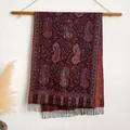 Scialle bohémien bordeaux con motivo paisley e frange eleganti per donna - Bxs-068 Nero E Rosso / 200x65cm