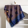 Detailaufnahme des Hahnentritt-Schals mit blauen Rosenmustern und feinen Fransen - 185x65cm / Blau