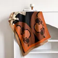 Chal tacto cachemira con estampado geométrico y flecos en naranja y negro suave - 185x65cm / Naranja Negro