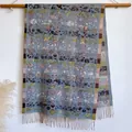 Écharpe ethnique en cachemire bleu brume avec motifs paisley floraux et franges - Bxs-487 Bleu / 200x65cm